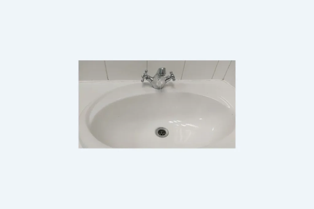 Basin mixer tap with installation and leak prevention support